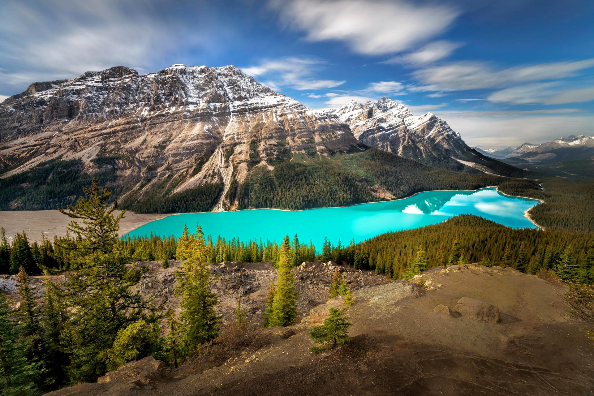 peyto . parco nazionale di banff alberta canada montagne cielo nuvole lago alberi foresta