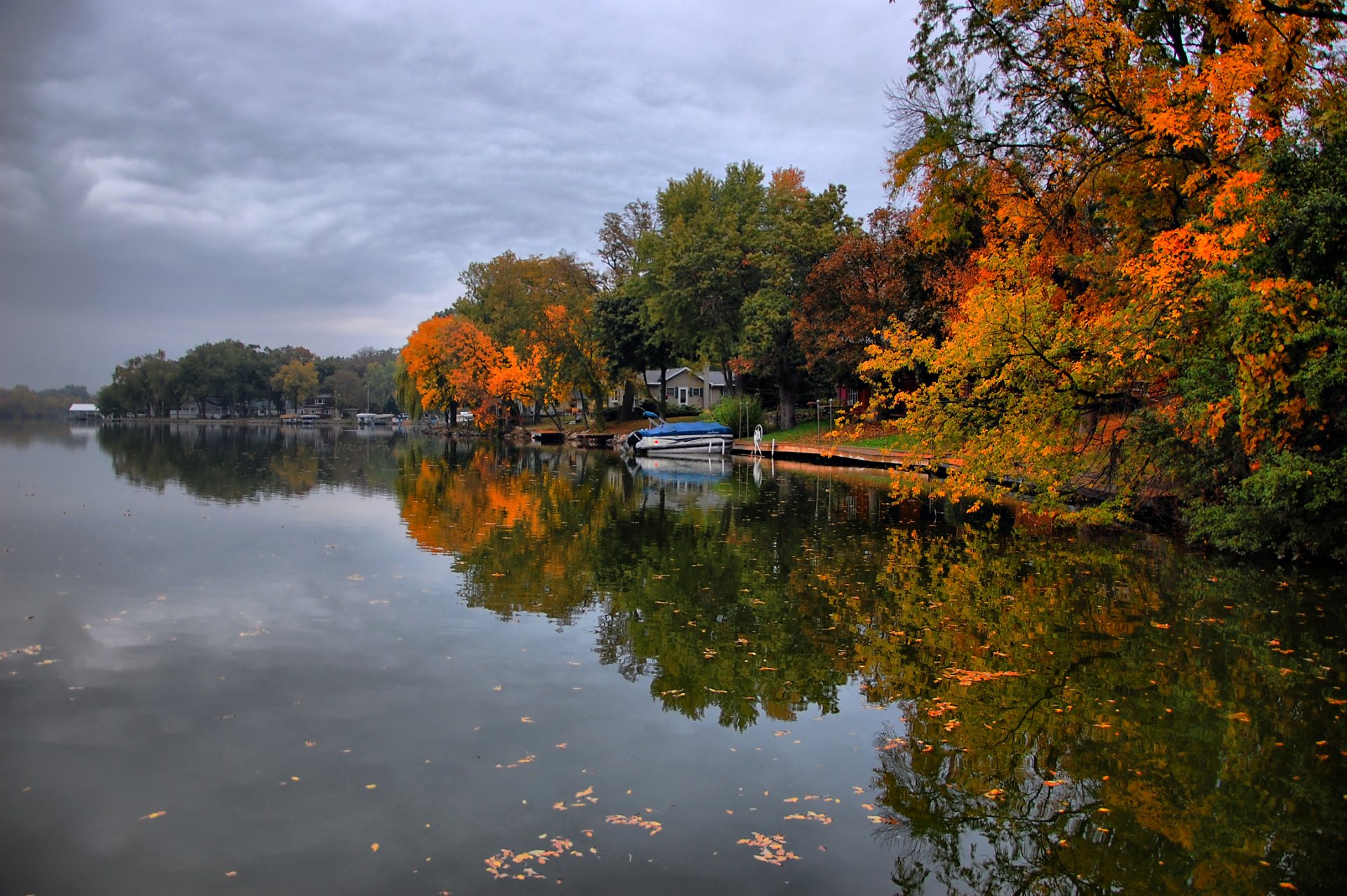 cielo acqua alberi autunno barca casetta foglie ristagno fiume lago natura nuvole