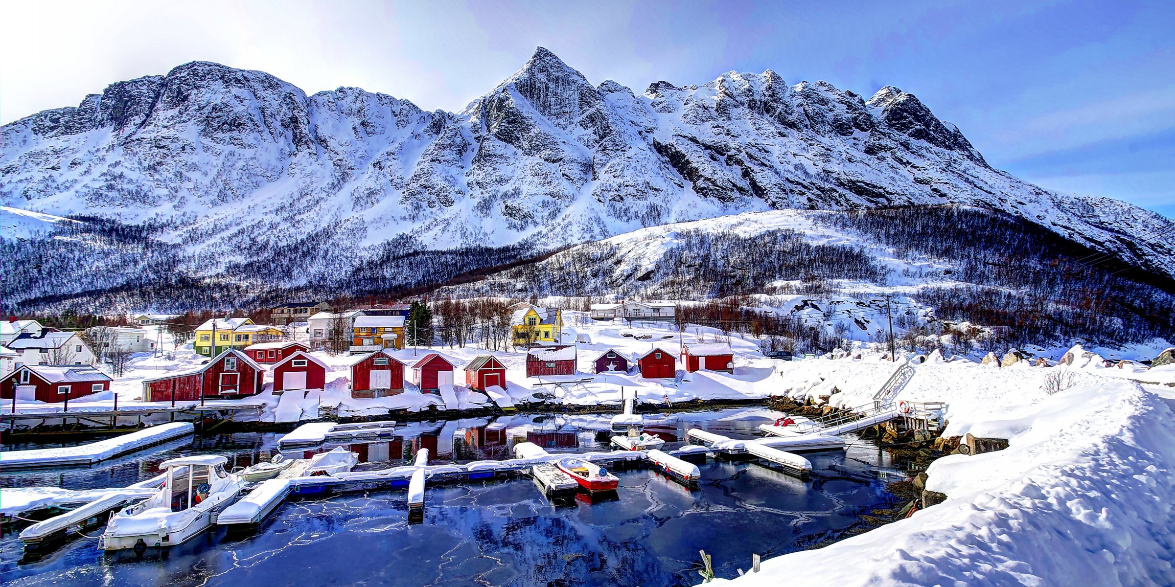 norvegia baia montagne case cielo nuvole inverno neve