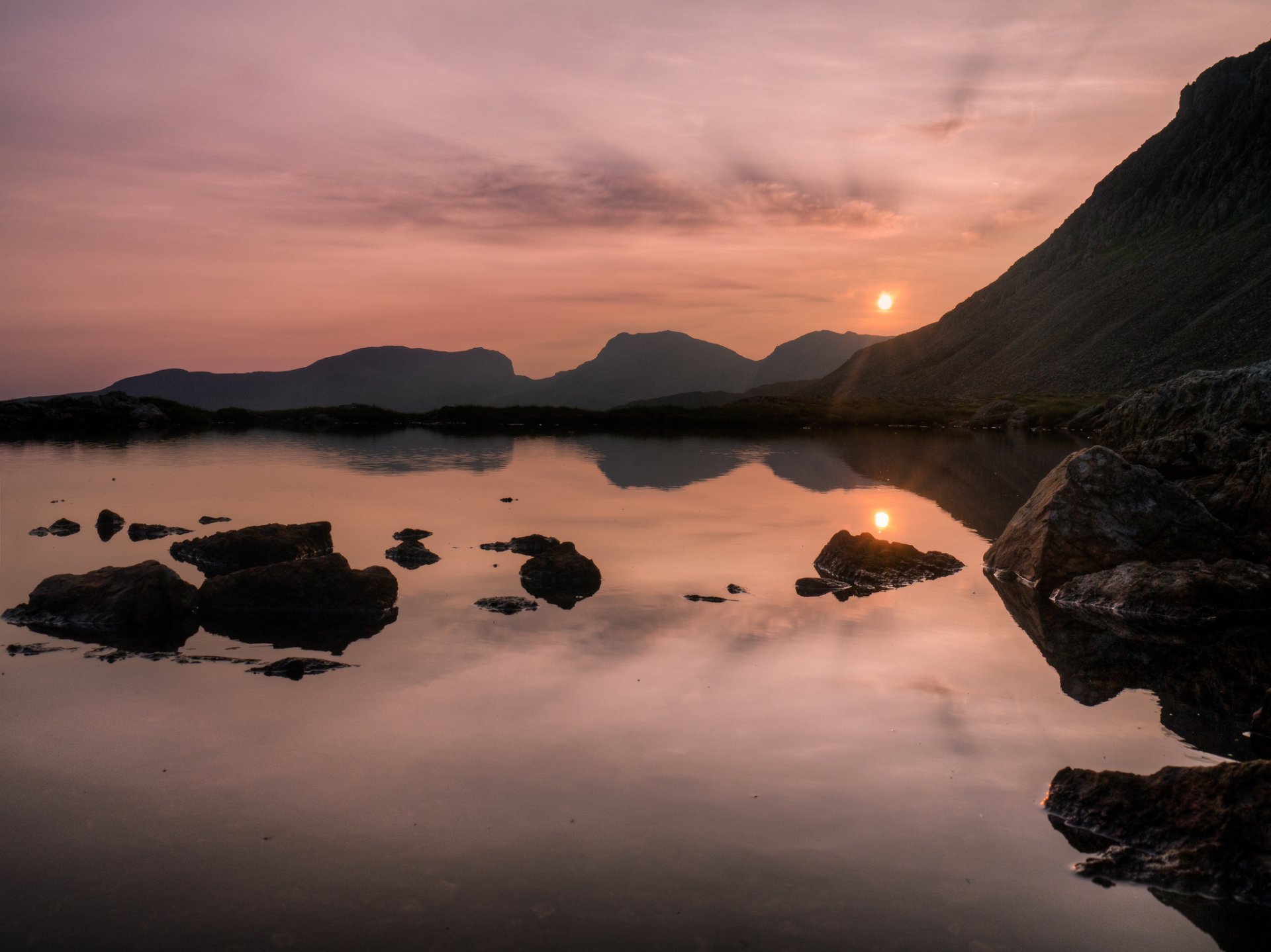 lake district angleterre lac montagnes coucher de soleil réflexion