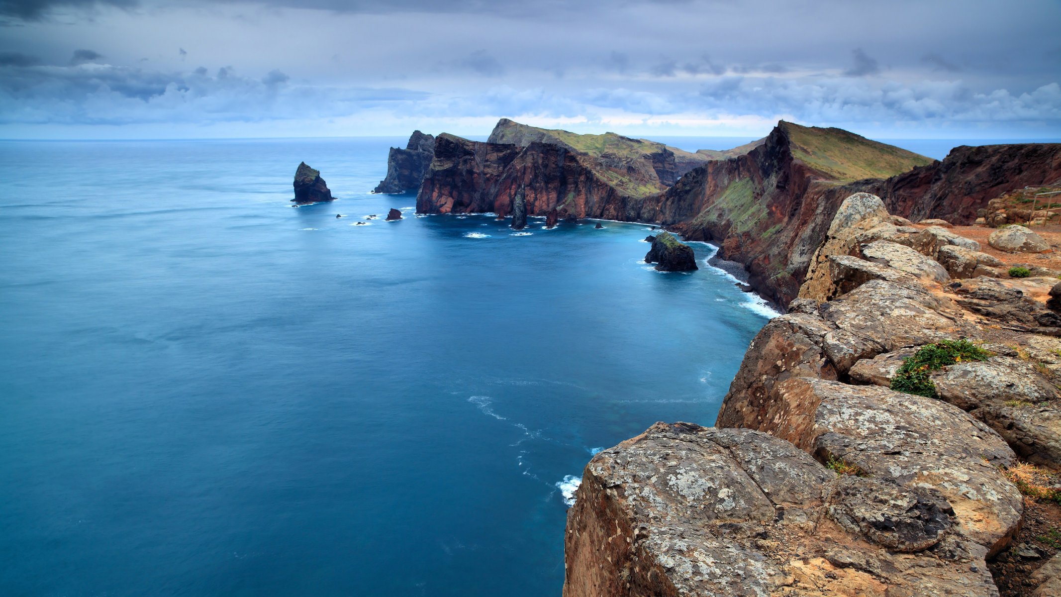 mer océan roches récifs terre ciel nuages beauté loin