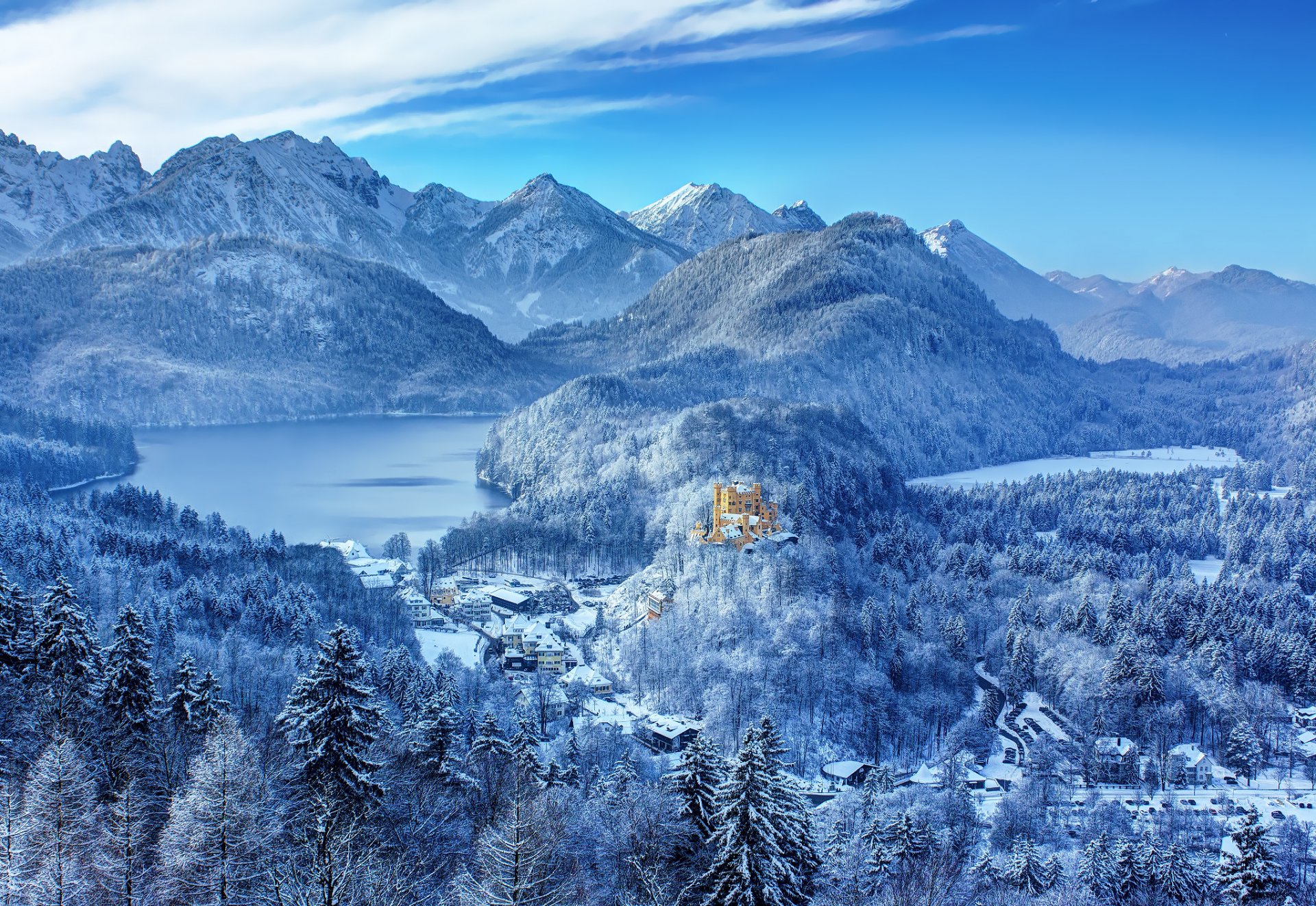 niemcy południowa bawaria zamek hohenschwangau hohenschwangau zima śnieg góry las