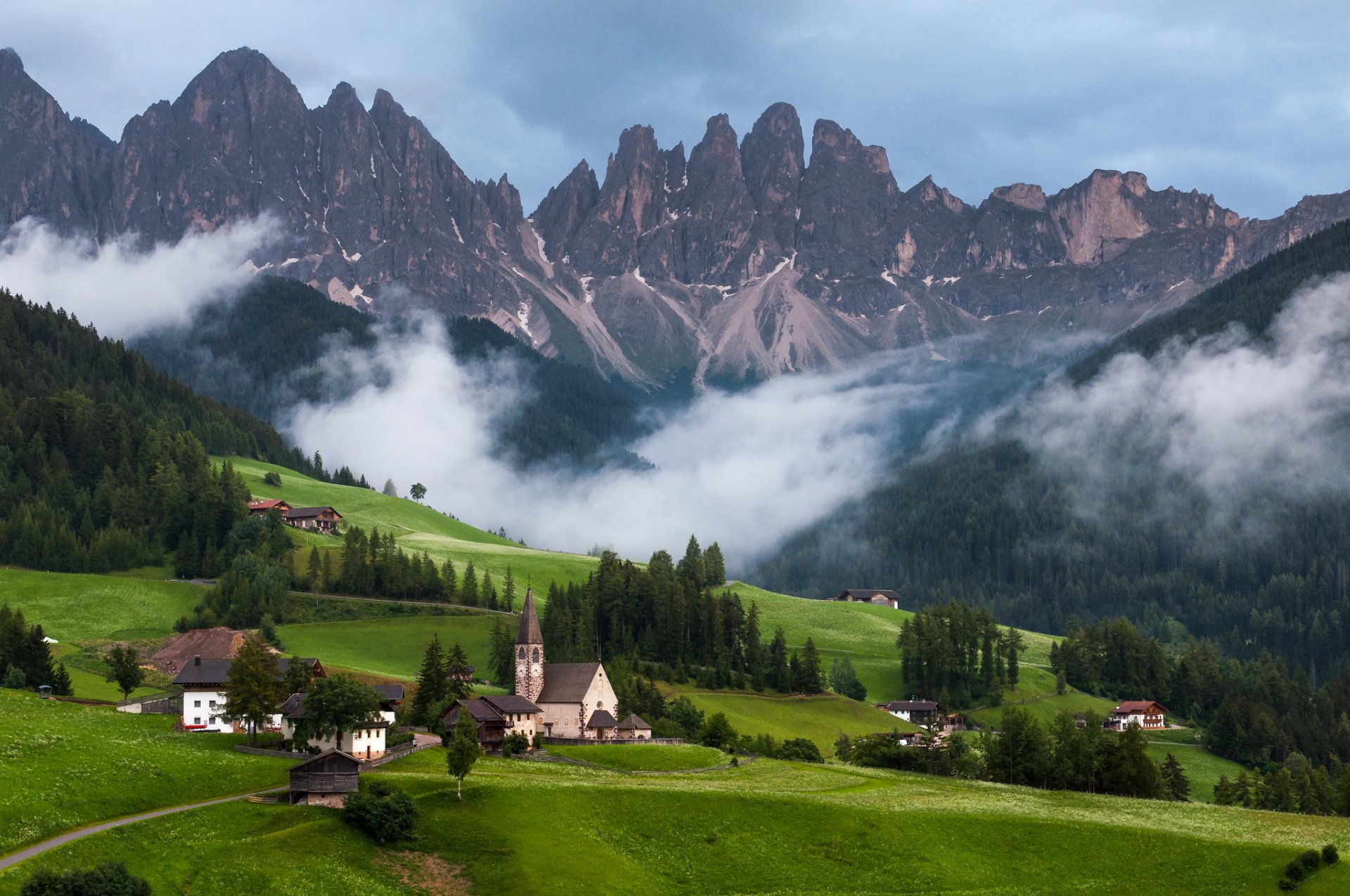 église sainte-madeleine dolomite des alpes coucher de soleil