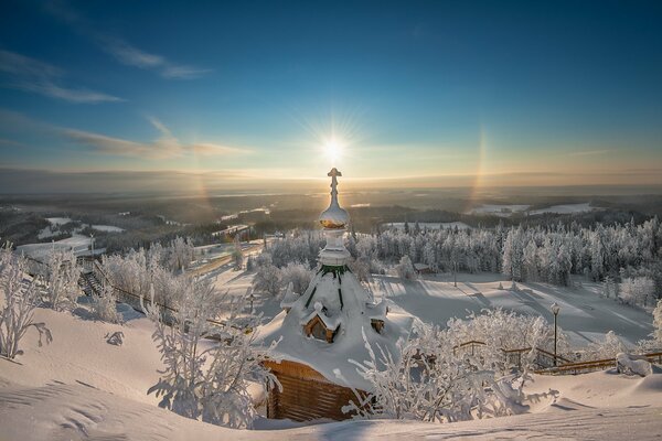 Ural belogorye monasterio y blanco blanco alrededor