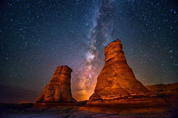 Cielo estrellado nocturno. Las dos torres y la vía láctea