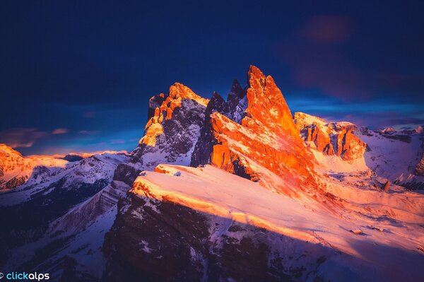 Crête rocheuse haut dans les montagnes