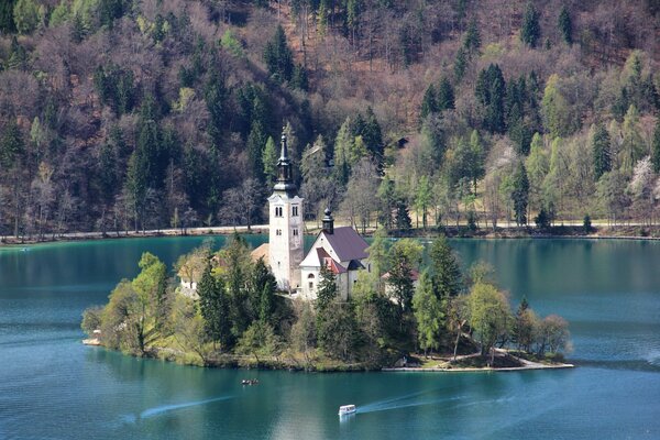 Iglesia en una isla en medio de un lago