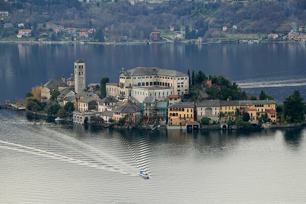 Casas en el centro del lago Orta