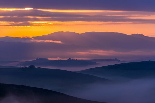 Belle pajaz où le coucher de soleil avec le brouillard a fusionné