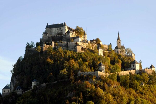 La forteresse occupe toute la montagne de l Allemagne