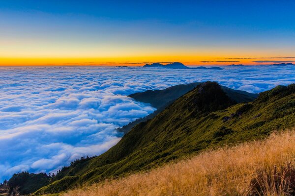 Belles montagnes sur fond de nuages