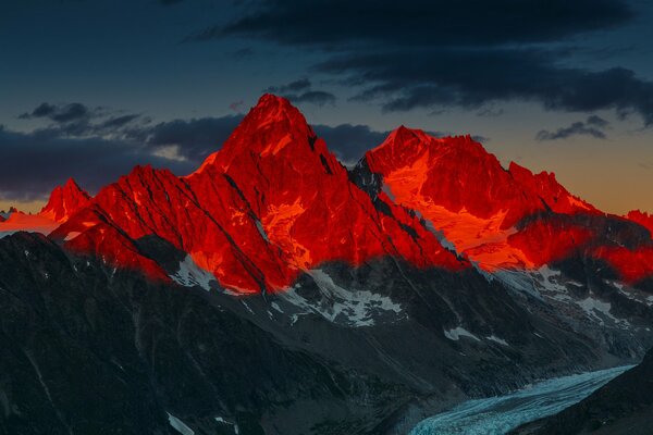 Una montaña en medio de una puesta de sol en los Alpes franceses