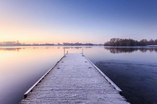 La superficie del agua en invierno en Inglaterra