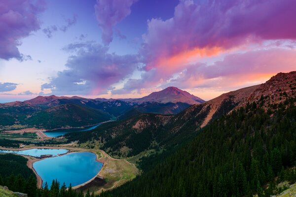 La bellezza del mondo negli Stati Uniti è lo Stato del Colorado con il suo Monte Paisk Peak, il lago, la foresta, l incredibile tramonto e le nuvole nel cielo
