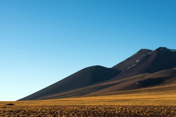 Montañas monolíticas frente al campo de trigo sarraceno