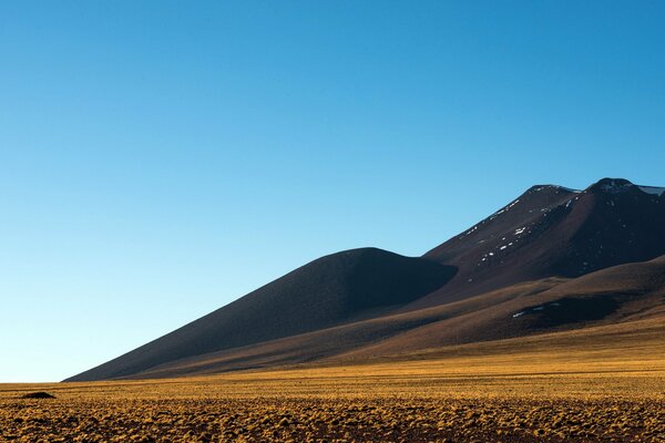 Montagne monolitiche di fronte al campo di grano saraceno