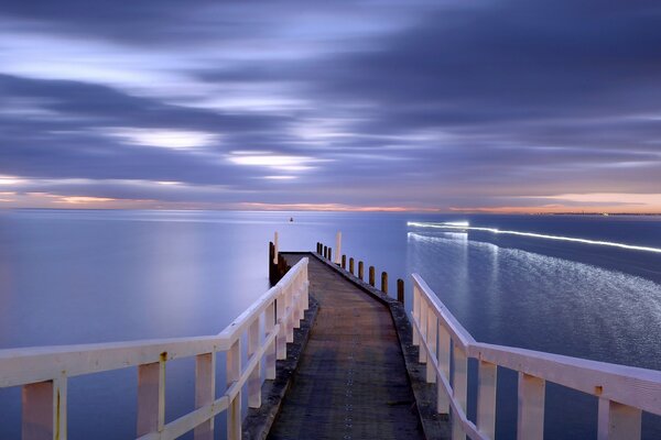 Puente en el mar al atardecer