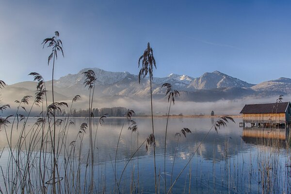 Lago eichsee al mattino nella nebbia