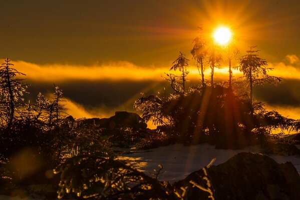 Морозное утро в горах с дымкой