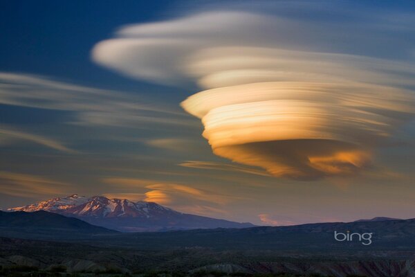 Naturaleza de la montaña de la nube de forma inusual