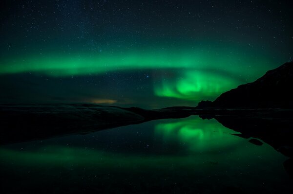 La Aurora boreal se refleja en el agua