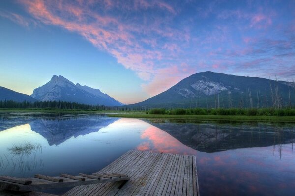 Berge wie in einem Spiegel auf der Wasseroberfläche