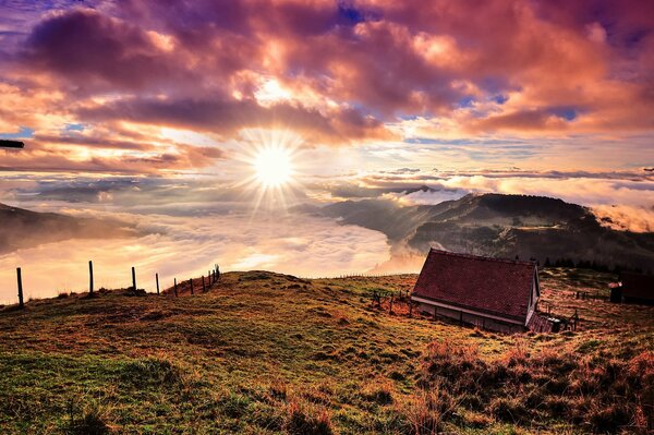 Casa en las montañas de Suiza bajo el sol