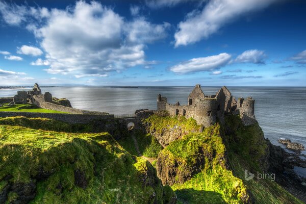 Irlanda Del Nord Contea di Antrim. Colore celeste sullo sfondo delle rovine. Rovine nelle rocce