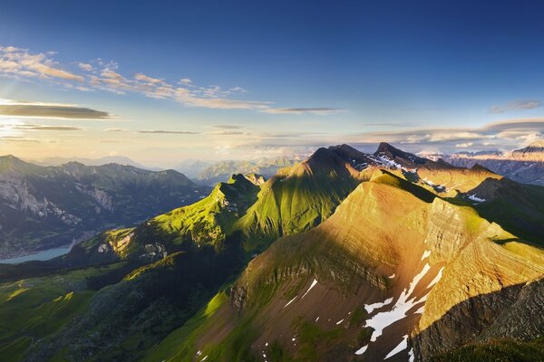 La belleza de la naturaleza en el paisaje de montaña khrepta