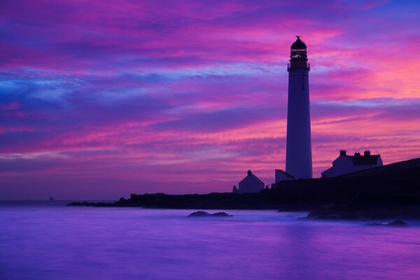 Faro al crepuscolo viola