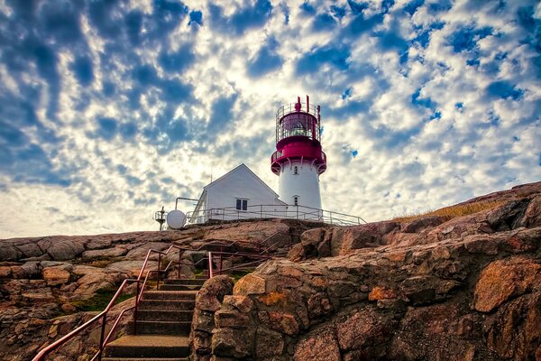 Escaleras que conducen a un faro en Noruega