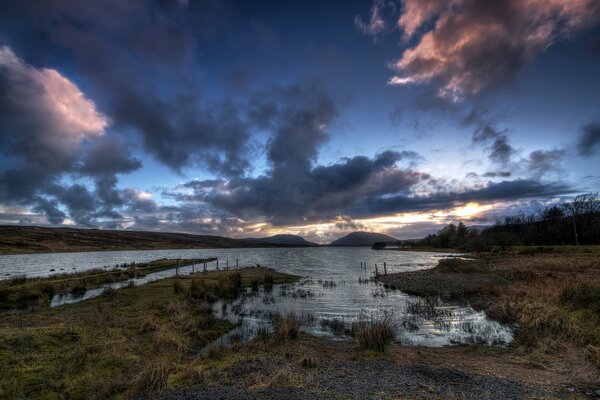 Wieczorne jezioro Loch Morne w Irlandii