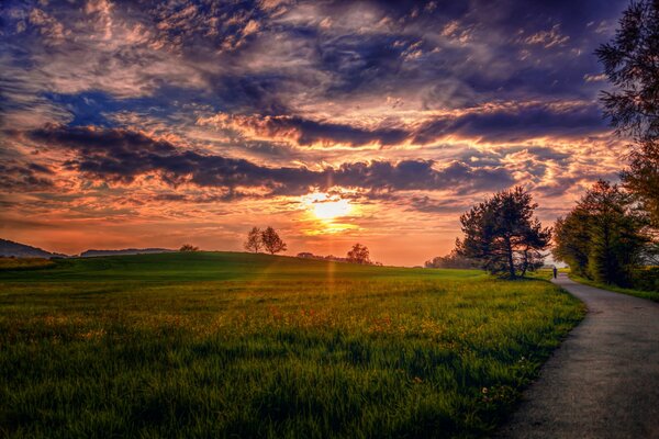 Sonnenuntergang Landschaft in den Wiesen am Gehweg