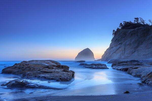 Paisaje del océano y las rocas al atardecer