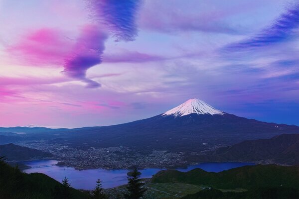 Die Insel Honshu ist ein Stratovulkan in Japan