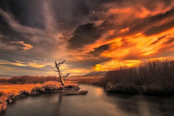 Ciel sombre coucher de soleil sur la rivière