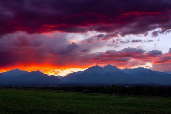 Tempo delle streghe negli Stati Uniti Stato del Colorado: sera, tramonto infuocato, cielo tra nuvole e nuvole