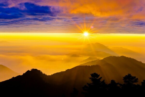 Bellissimo tramonto in montagna paesaggio