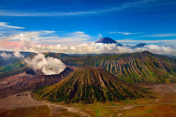 Majestuosos gigantes humeantes volcanes
