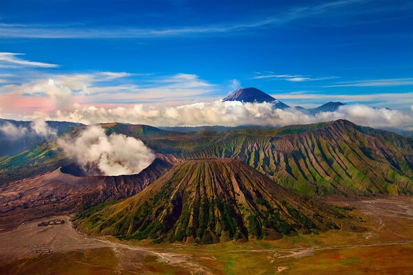 Majestueux volcans géants fumants