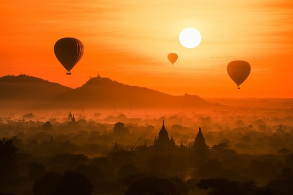 Vuelo de globos al atardecer