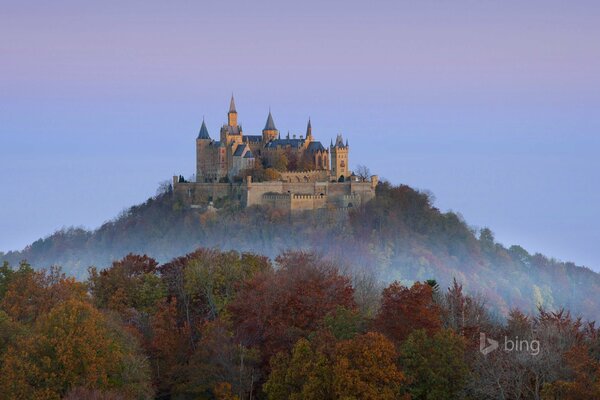 Castillo de Hohenzollern en Alemania en una colina