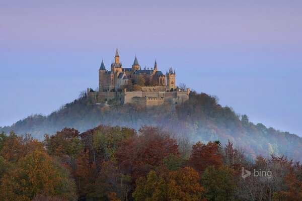 Замок гогенцоллерн в германии на возвышенности