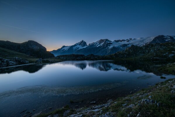 Nelle montagne di notte si può trovare un incredibile paesaggio sul lago