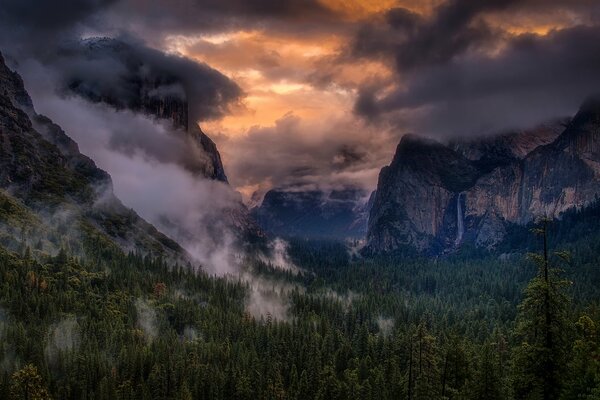 Amanecer en una cascada en las montañas