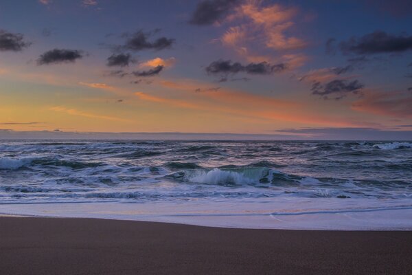 Ciel coucher de soleil sur la plage de sable