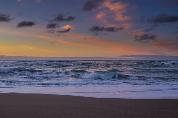 Cielo al tramonto sulla spiaggia di sabbia