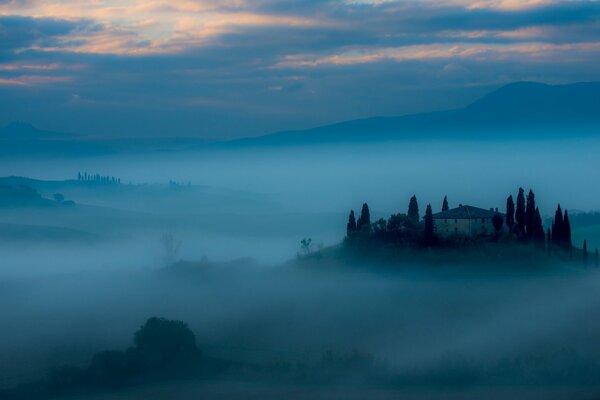 Burglandschaft im Nebel im Morgengrauen