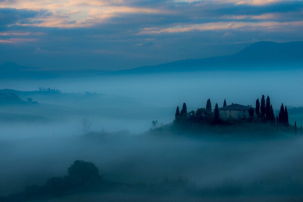 Paesaggio del castello nella nebbia all alba