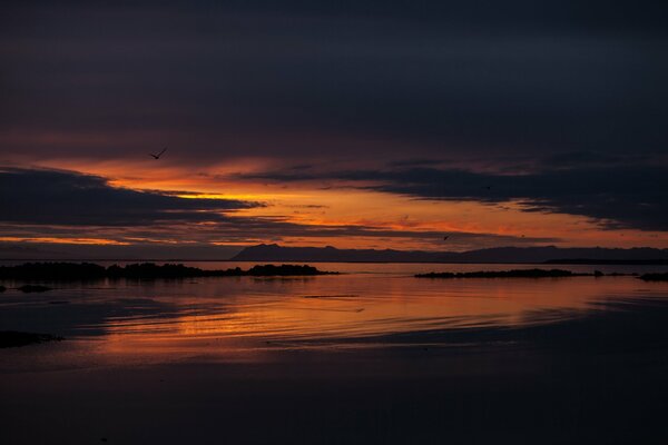 Schicke Bucht bei Sonnenuntergang in Island